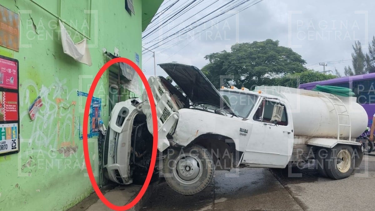 ¡Se quedó sin frenos! Pipa se va contra camioneta y la impacta contra una tiendita de abarrotes