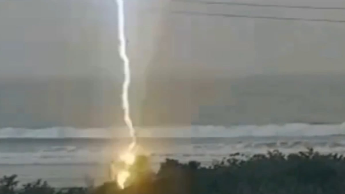 VIDEO ¡Le costó la vida! Captan cuando rayo impacta a una mujer en la playa