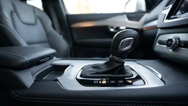 ¿Es malo poner el auto en neutral en cada semáforo? Esto recomiendan para cuidar la transmisión