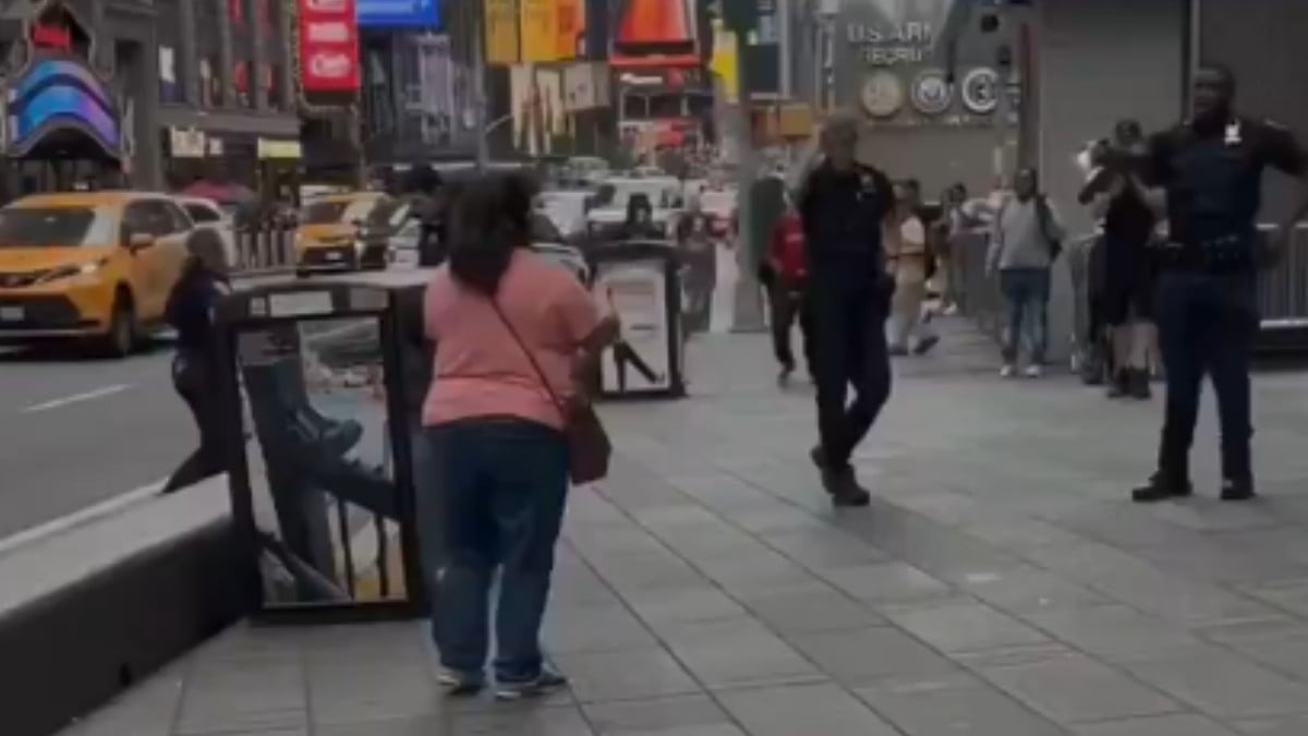 VIDEO ¡Ataque en plena calle! Mujer apuñala a 2 víctimas y mata a una antes de ser abatida