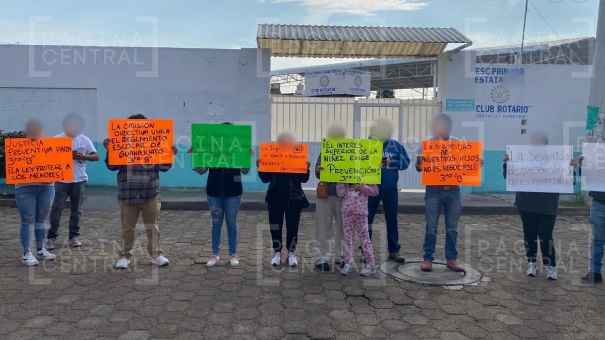 En esta primaria papás acusan a maestro de mostrar videos no aptos a los niños