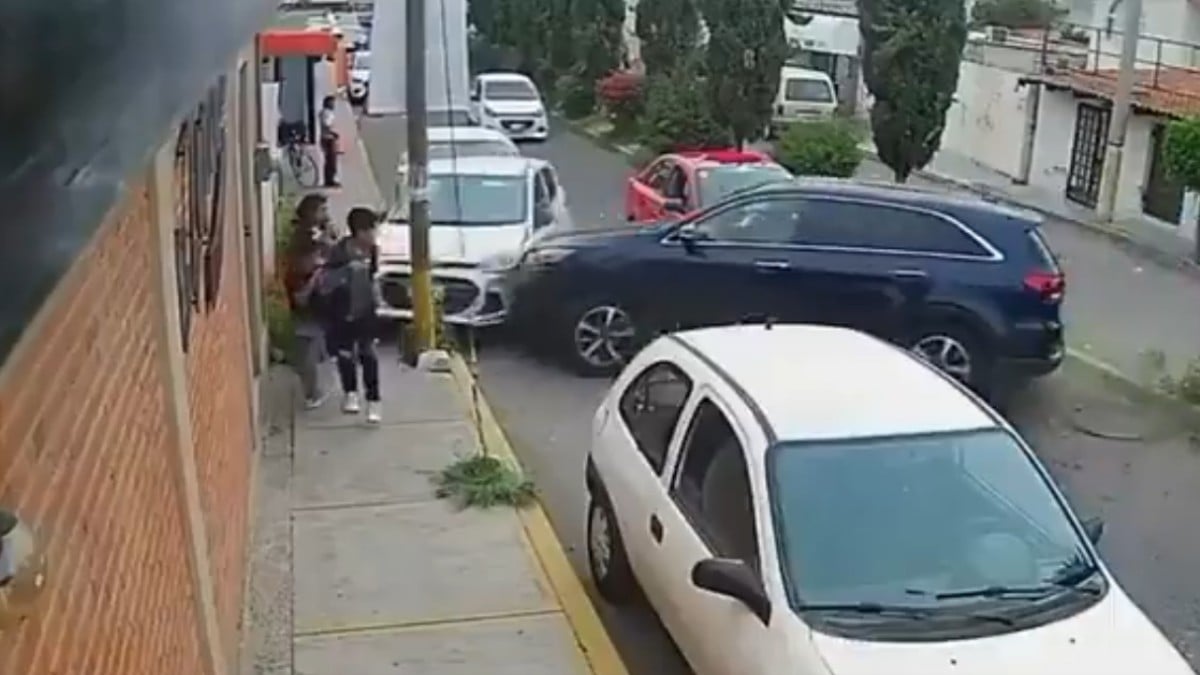 VIDEO ¡No les tocaba! Poste salva a madre e hijos de ser arrollados por una camioneta