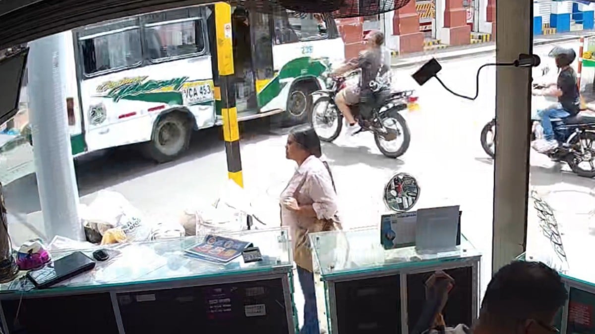 VIDEO ¡Extraña manera de tomar el camión! Motociclista se impacta contra el autobús