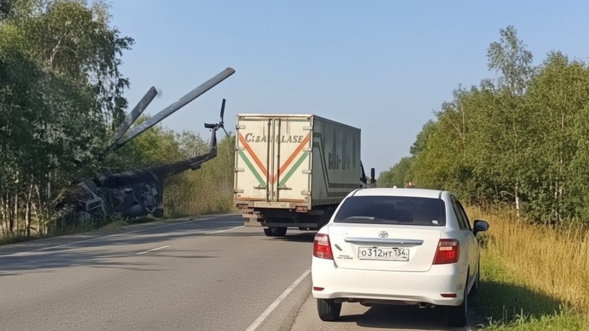 Helicóptero aterriza en la carretera