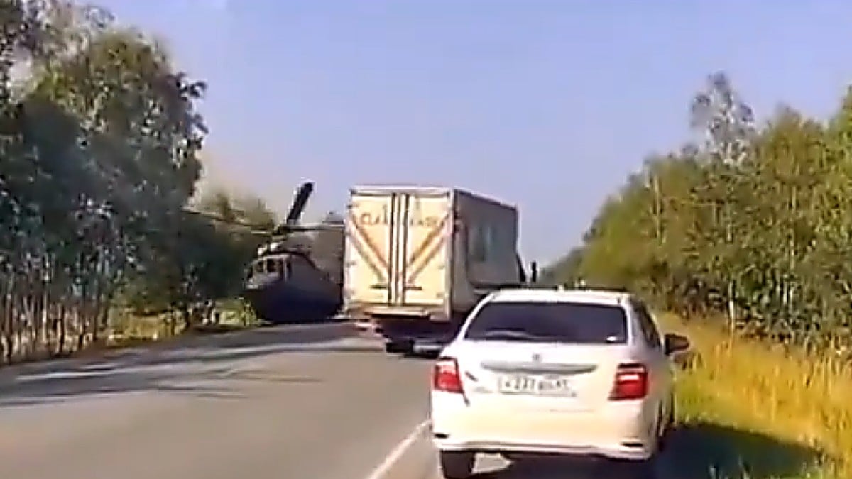 VIDEO ¡Impresionante! Helicóptero aterriza de emergencia en medio de una carretera