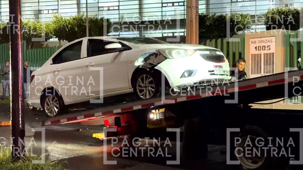 ¿Iba como bala? Pavimento mojado y velocidad causan volcadura, ¡chocó con auto estacionado!