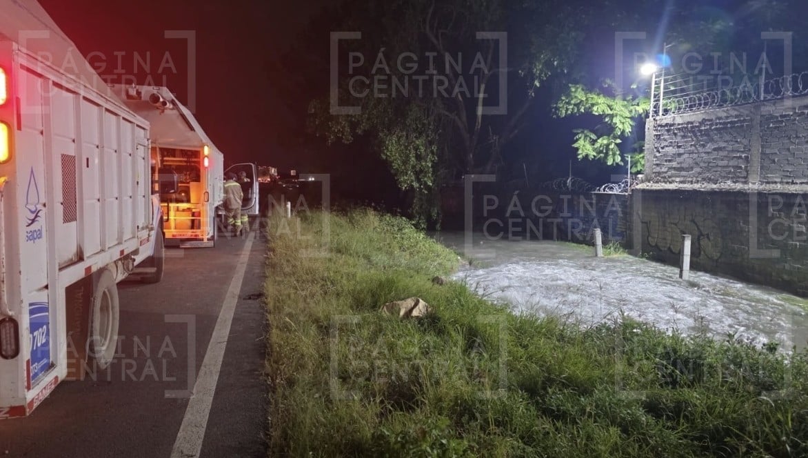 ¡Inundación y caos! Megafuga de agua detrás del Conalep desata alarma y desalojo de alumnos