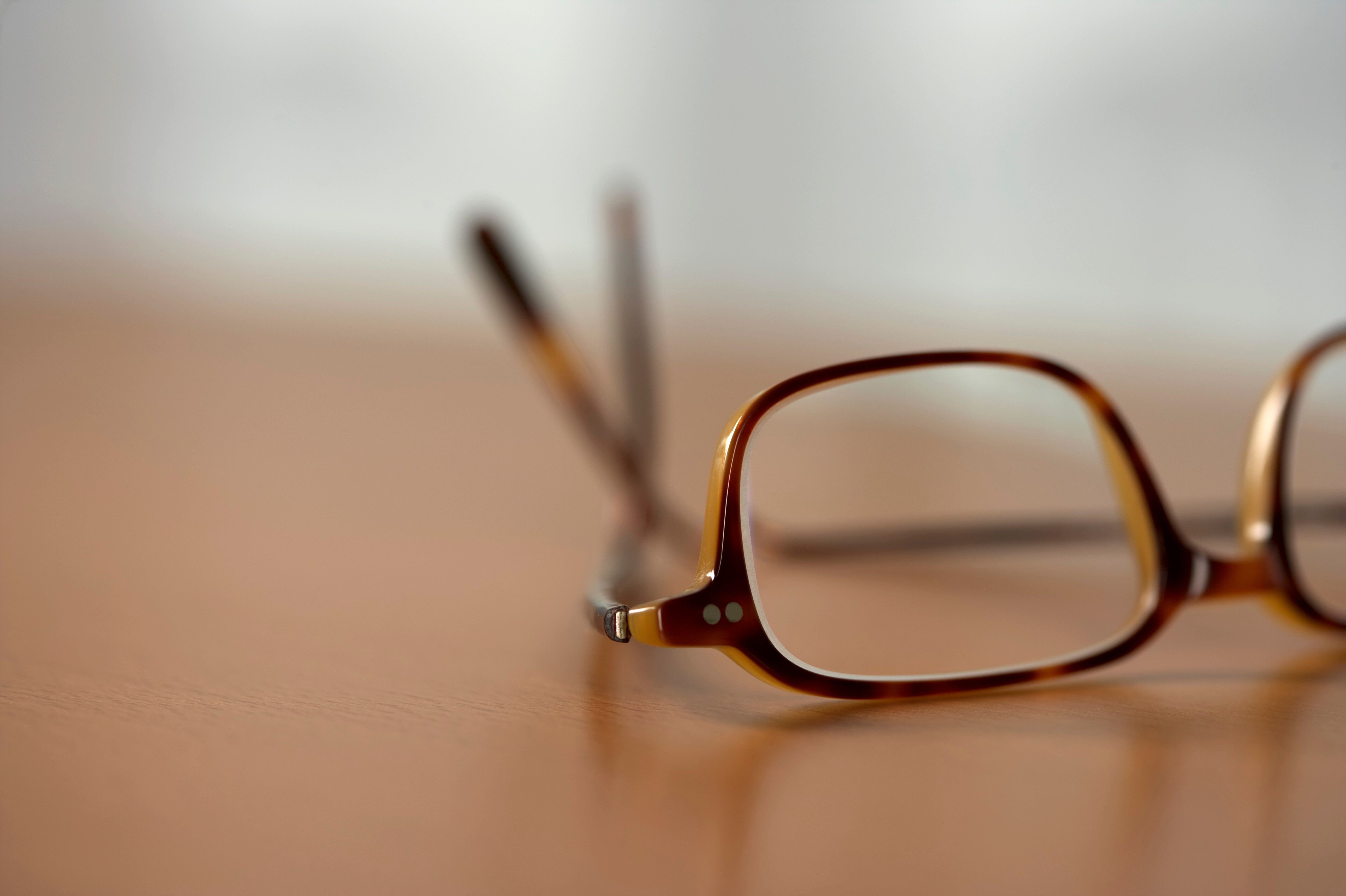¿Tus lentes tienen rayones? Este sencillo método ayuda a reducir marcas