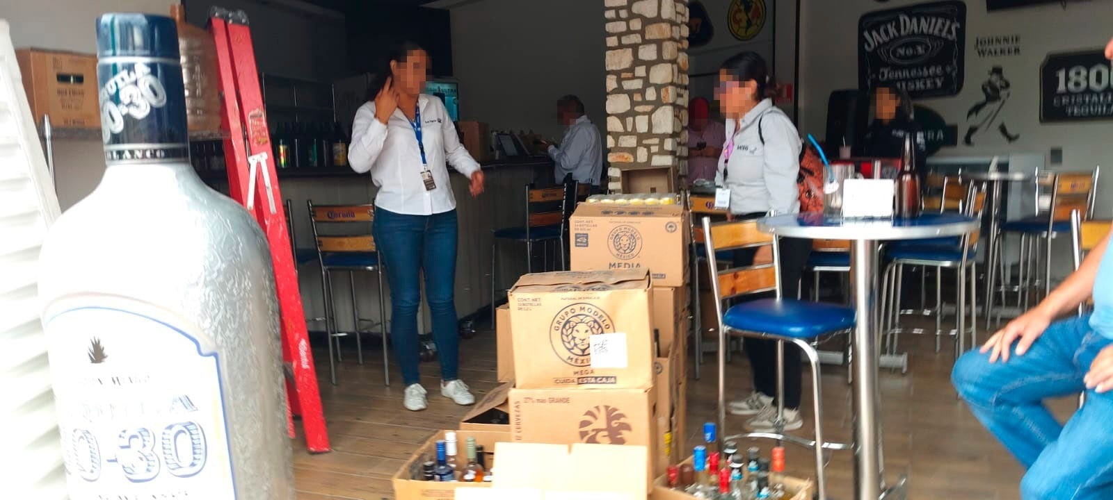¡Golpe al clandestinaje! Revientan dos antros clandestinos y decomisaron 900 botellas de alcohol