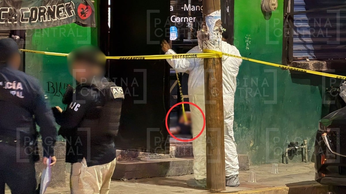 ¡Noche de balazos! Dos hombres fueron por unas 'cheves' al bar, pero los mataron en ataque