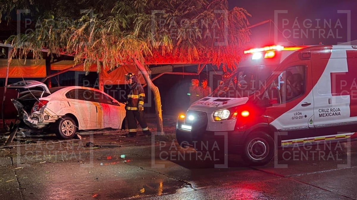 ¡De madrugada y contra el negocio! Auto blanco da varias vueltas y termina incrustado en una fachada