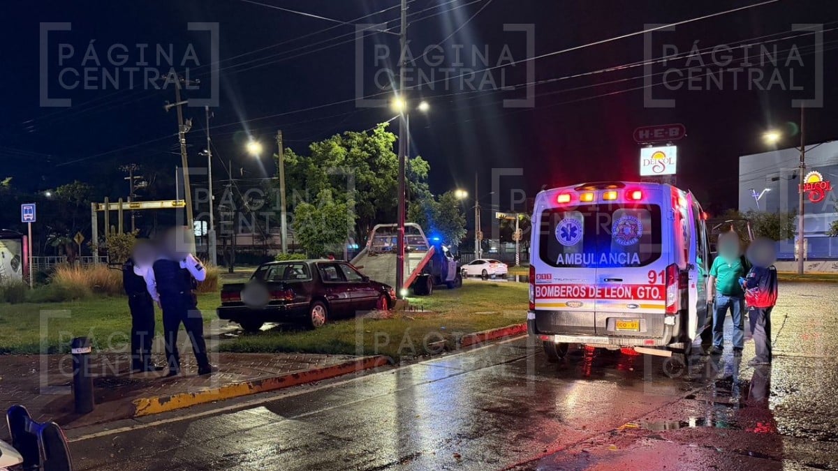 ¡Madrugada de susto! Pierde el control de su auto y termina volcado, esto le pasó