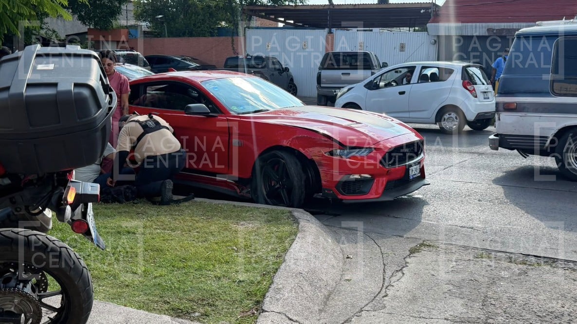 ¡Caos vial! Conductor provoca accidente al chocar contra poste; iba a exceso de velocidad