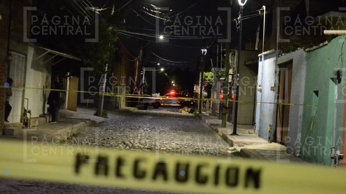 ¡A la vista de todos! Dejan cuerpo humano encobijado en la vía pública y huyen