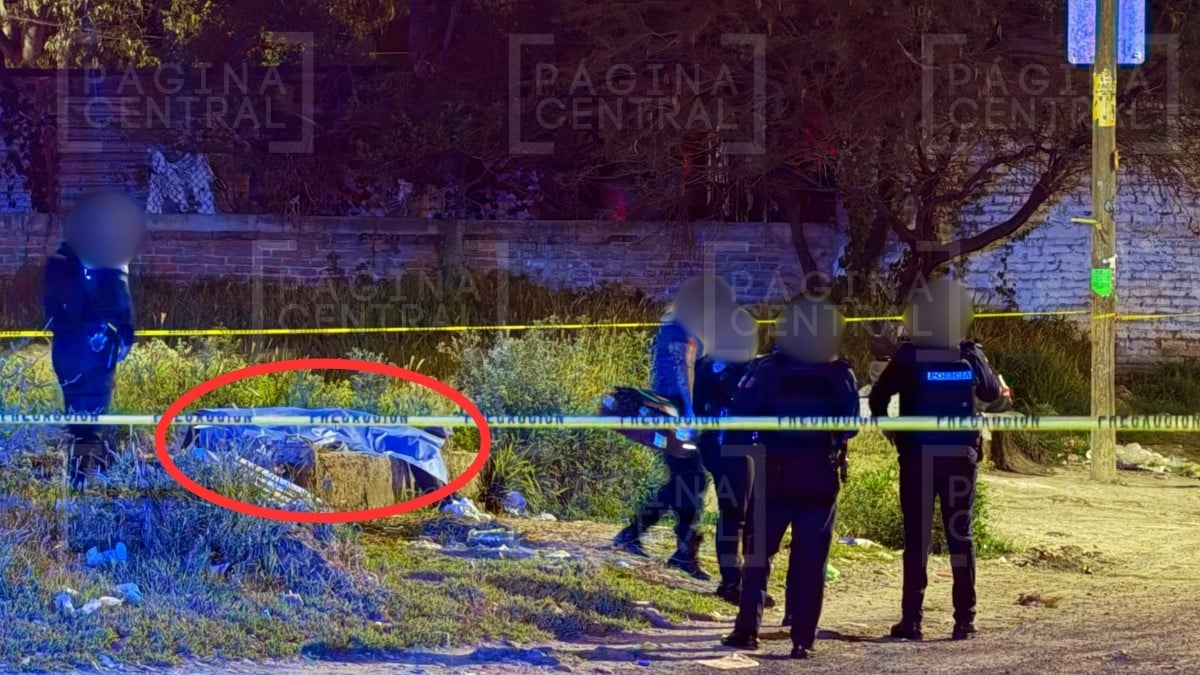 ¡Lo sorprendieron cuando caminaba! Hombres en moto le disparan y su cuerpo queda a media calle