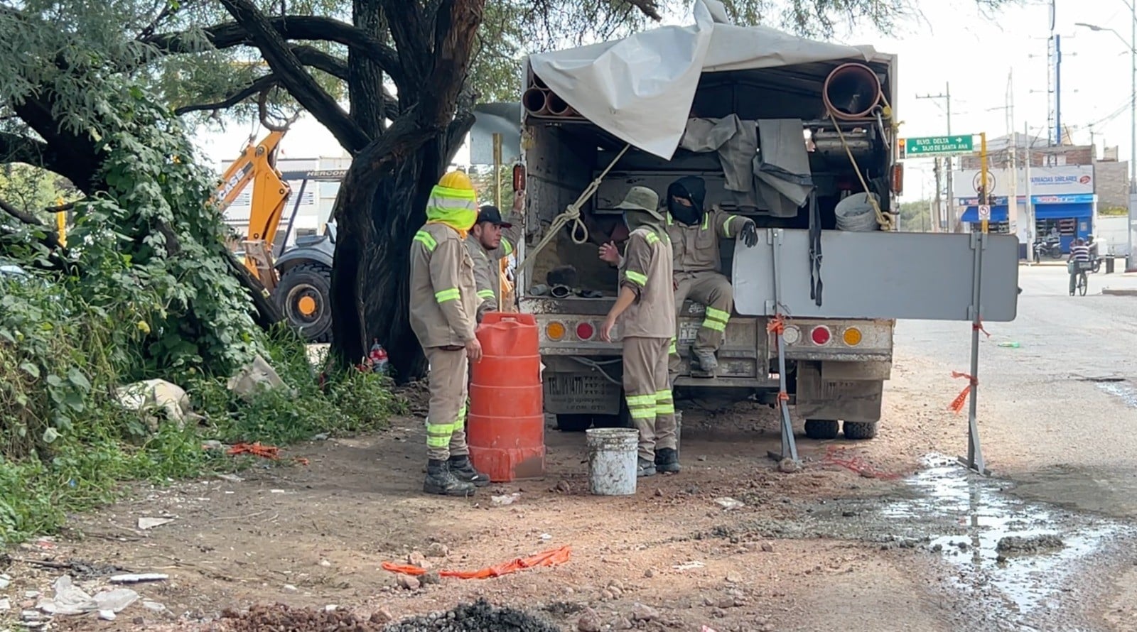 “Ahí siempre me paro para tomar el camión” Sorprende socavón en este bulevar de León