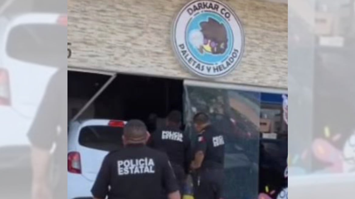 VIDEO ¡Aparatoso choque! Conductor se estrella contra famosa heladería; esto pasó