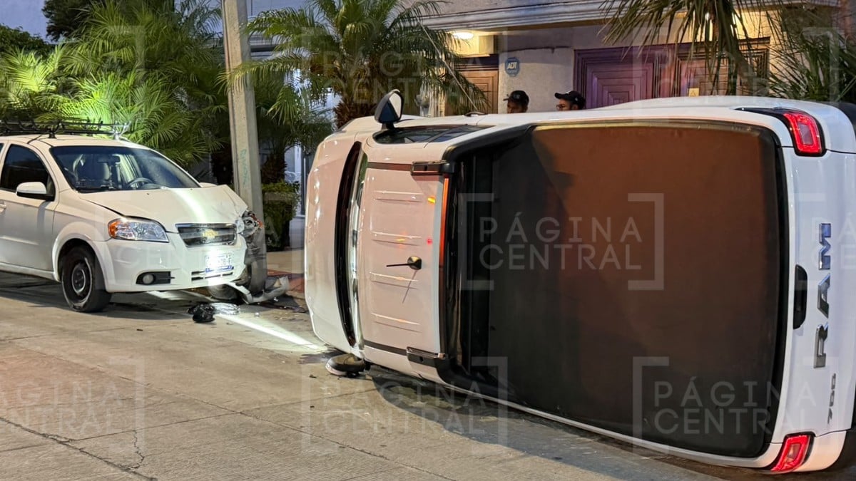 ¡Caos en la Españita! Iba en sentido contrario, perdió el control, chocó y terminó volcado