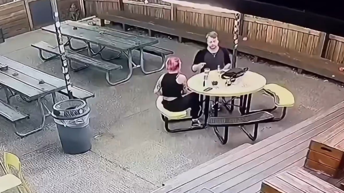 VIDEO Mujer rechaza a hombre en su segunda cita, y este la golpea y la patea en el suelo