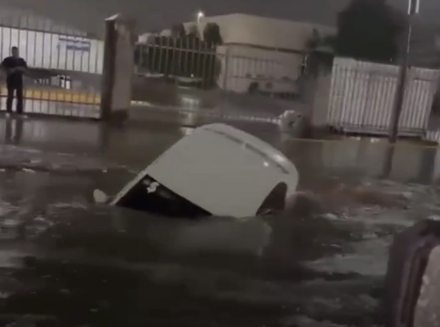 VIDEO ¡Quedó bajo el agua! Así este vehículo tras inundación