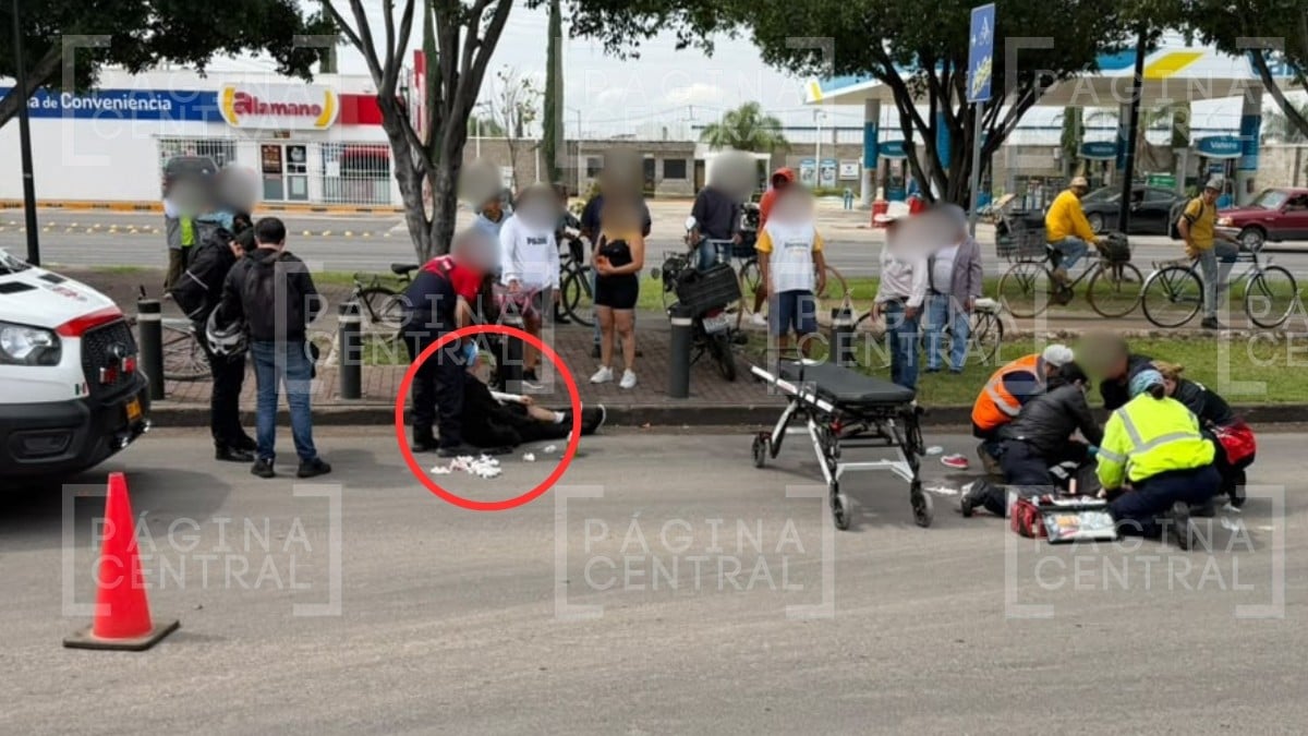 ¡Abuelito iba en bici y terminó grave! Motociclista lo aventó y los dos quedaron a media calle