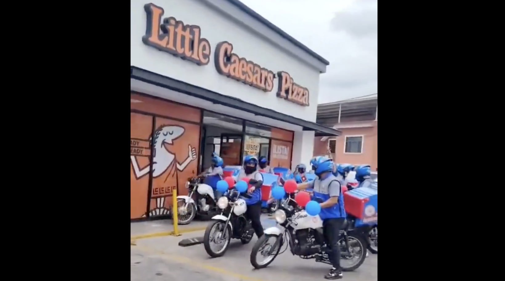 VIDEO ¡Guerra de pizzas! Repartidores de famosa pizzería provocan a la competencia