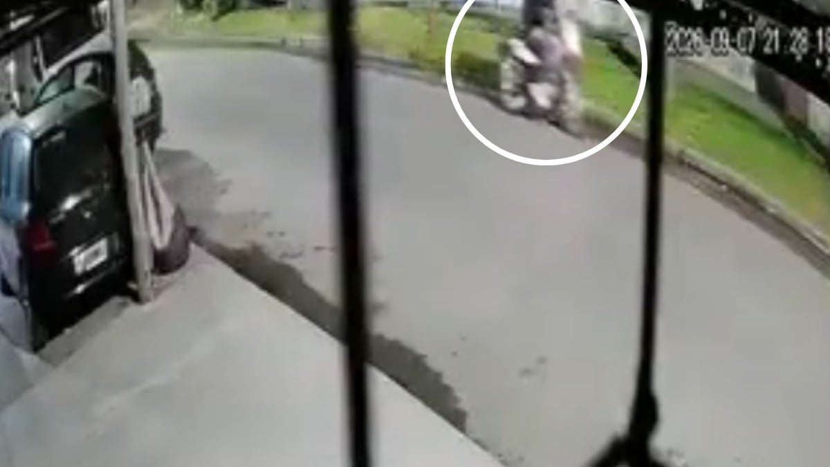 VIDEO ¡Le dispararon por la espalda! Ladrones matan a motociclista para robarle la moto