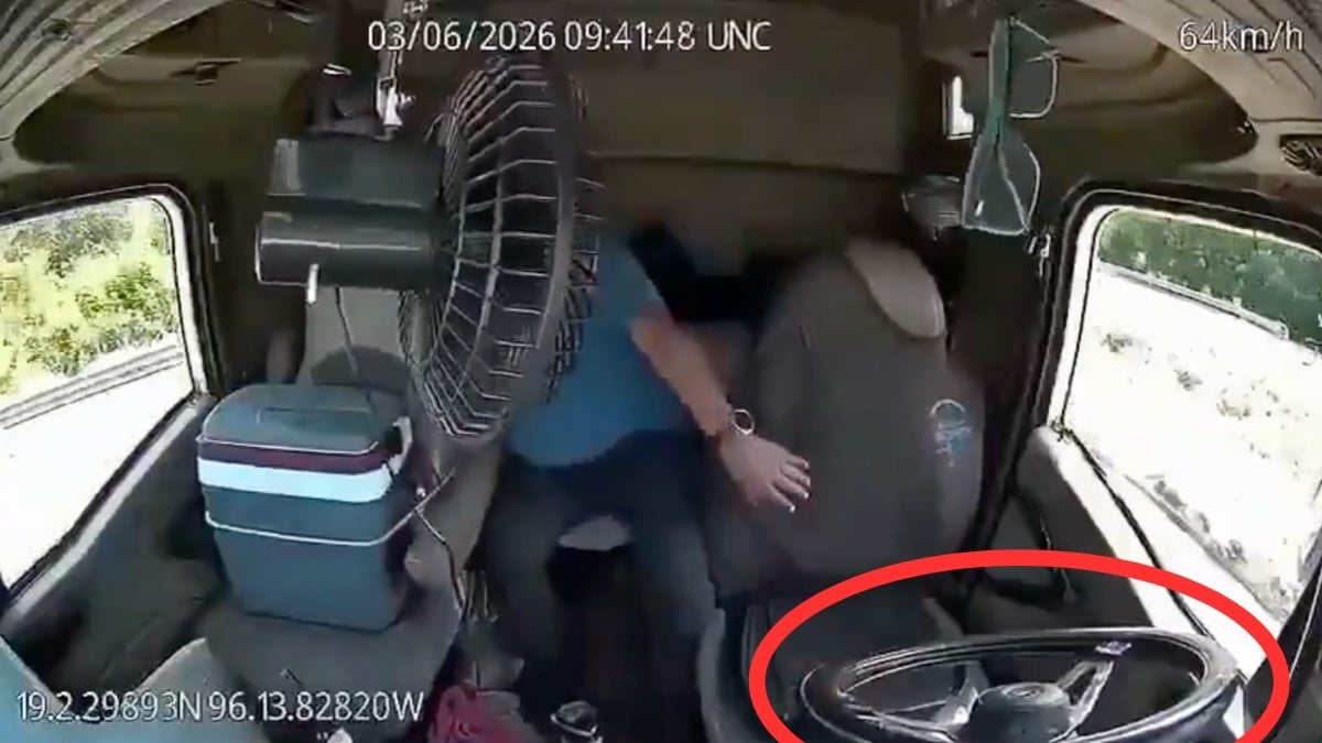 VIDEO ¡Suelta volante para buscar algo! Chofer pierde control, ‘vuelan’ objetos y vuelca tráiler