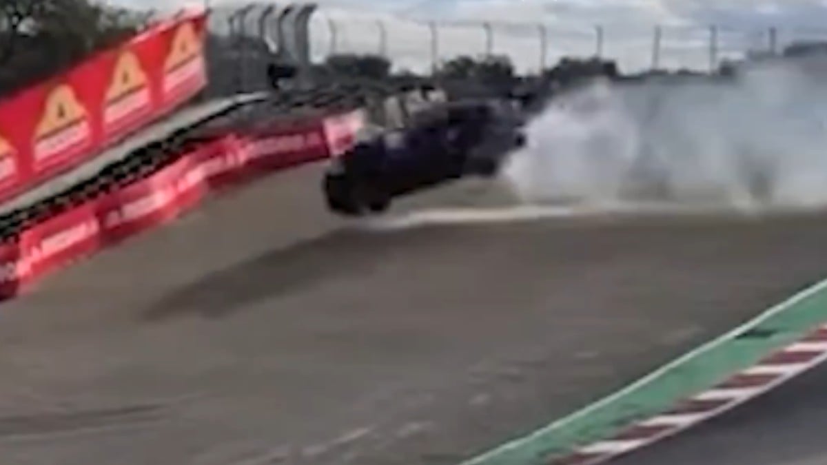 VIDEO ¡Brutal accidente! Piloto se estrella a toda velocidad contra el muro; esto le pasó