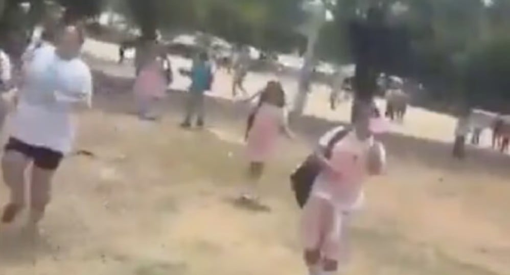 ¡Terror en pleno recreo! Corren alumnos para salvar su vida tras balacera afuera de secundaria