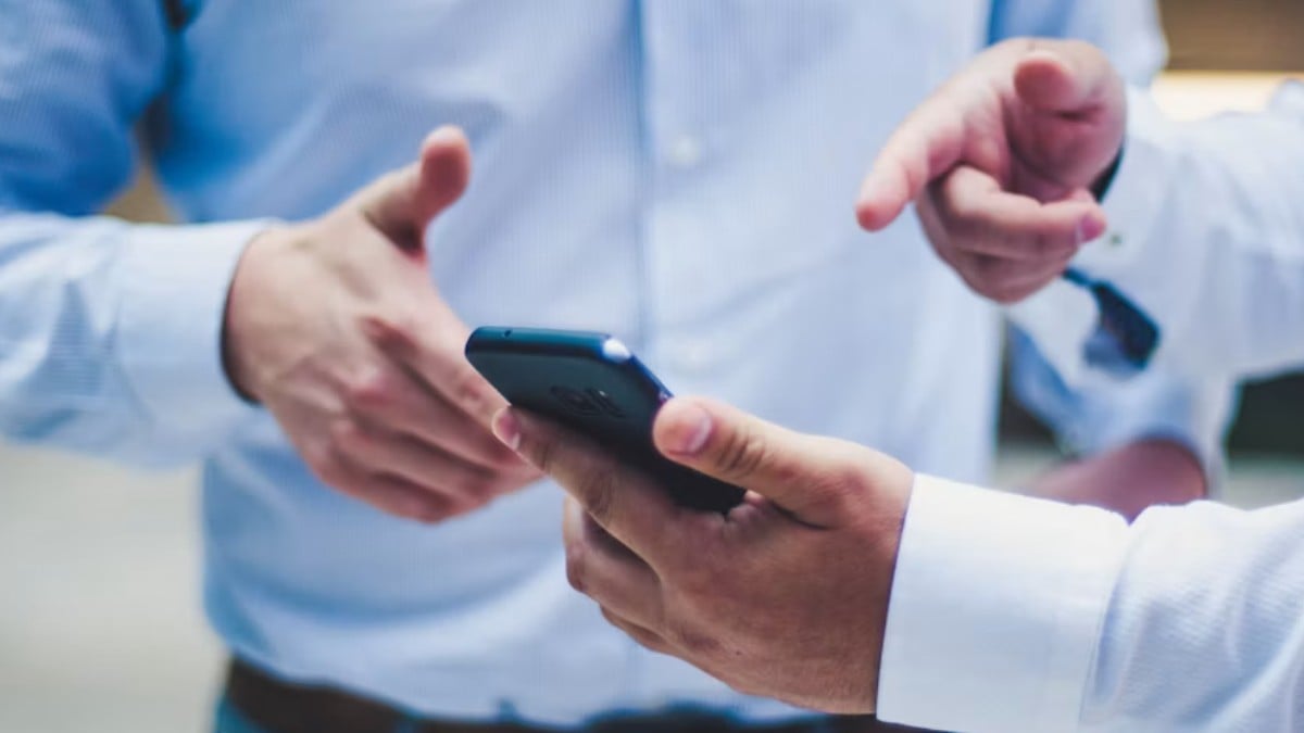 ¿Es legal que te prohíban usar el celular en el trabajo? Esto dice la LFT