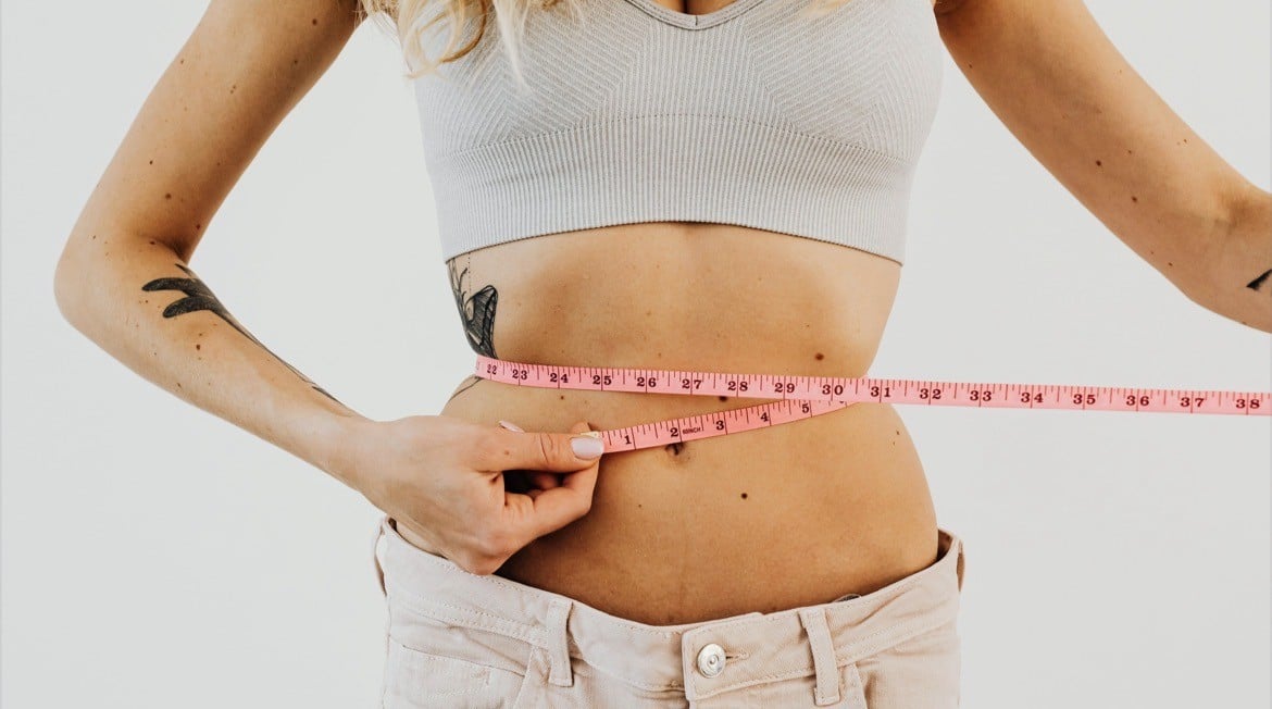 ¿Los estás haciendo? Estos hábitos aumentan tu grasa abdominal