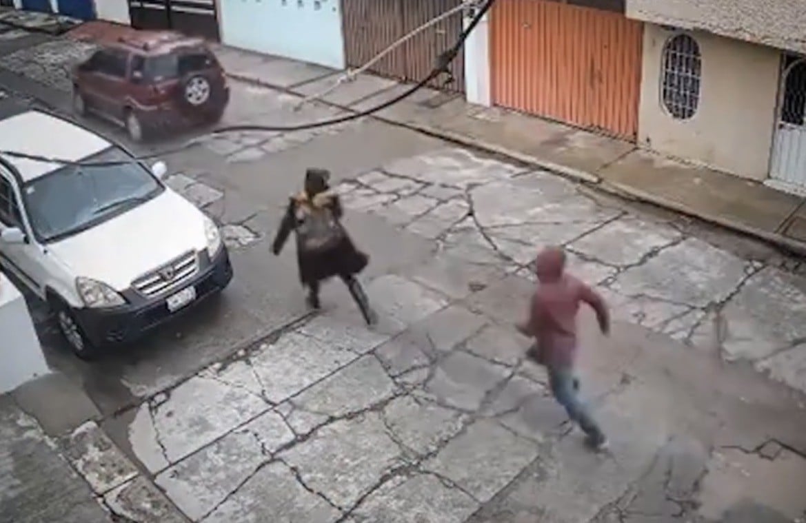 VIDEO “¡Ayuda, vecinos!” Mujer clama por auxilio durante asalto