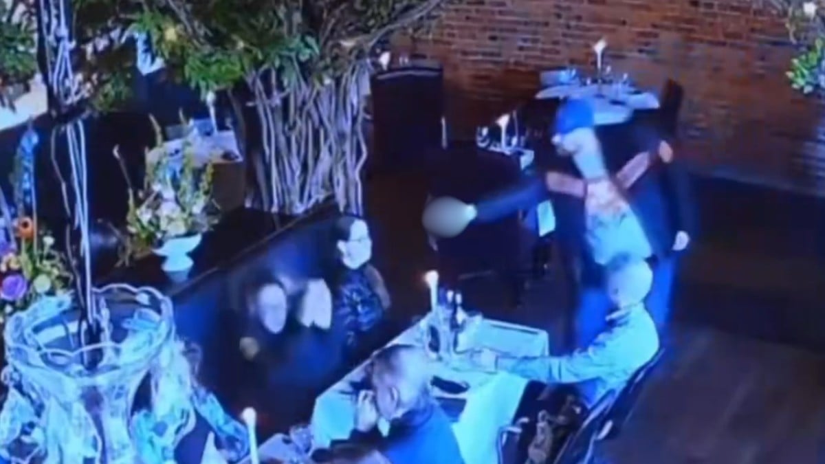 VIDEO Intentó matar a su exesposa en un negocio, pero el arma no disparó; esta es la razón
