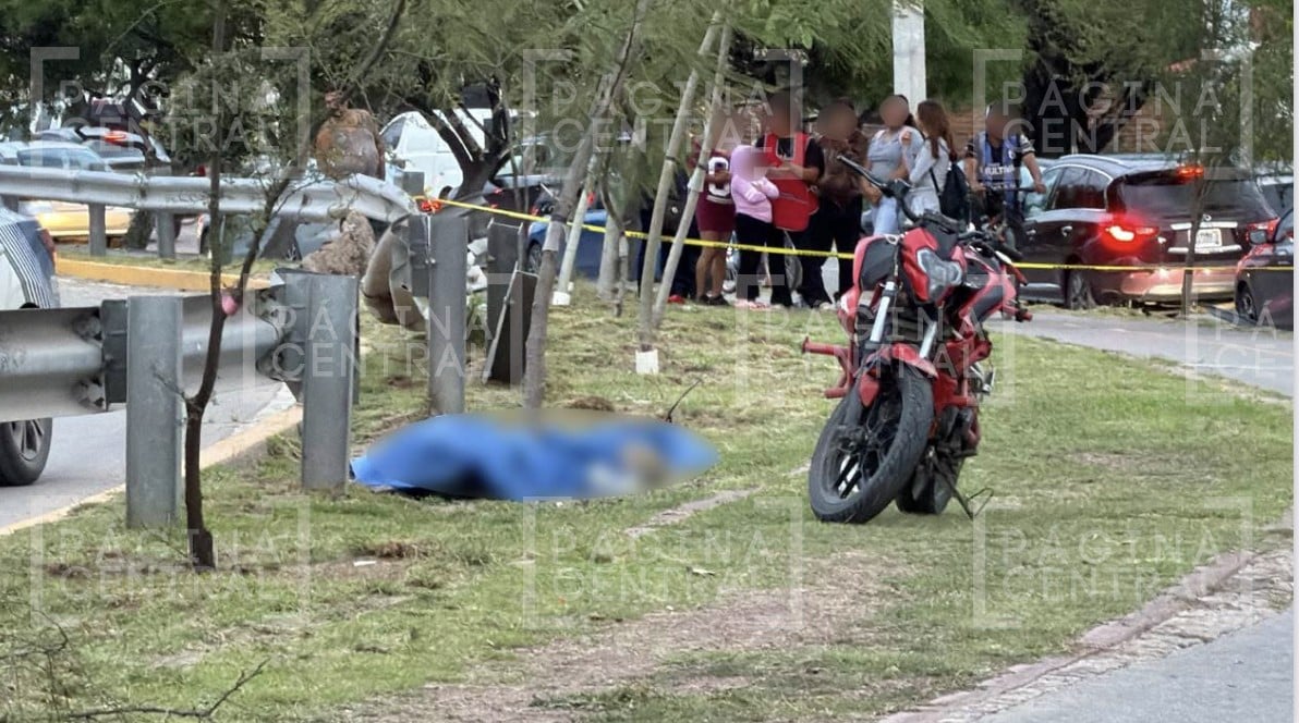 ¡Exceso de velocidad cobra otra vida! Pierde el control motociclista y termina estrellado contra el camellón