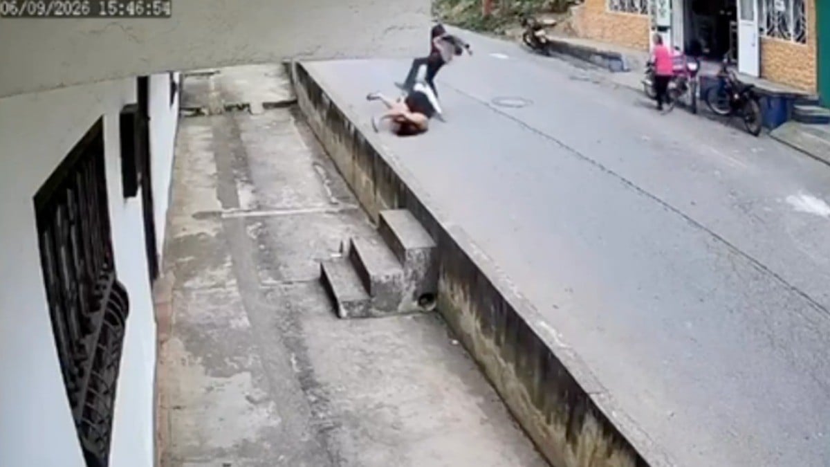VIDEO ¡Terminó entre la vida y la muerte! Graban brutal agresión en plena calle