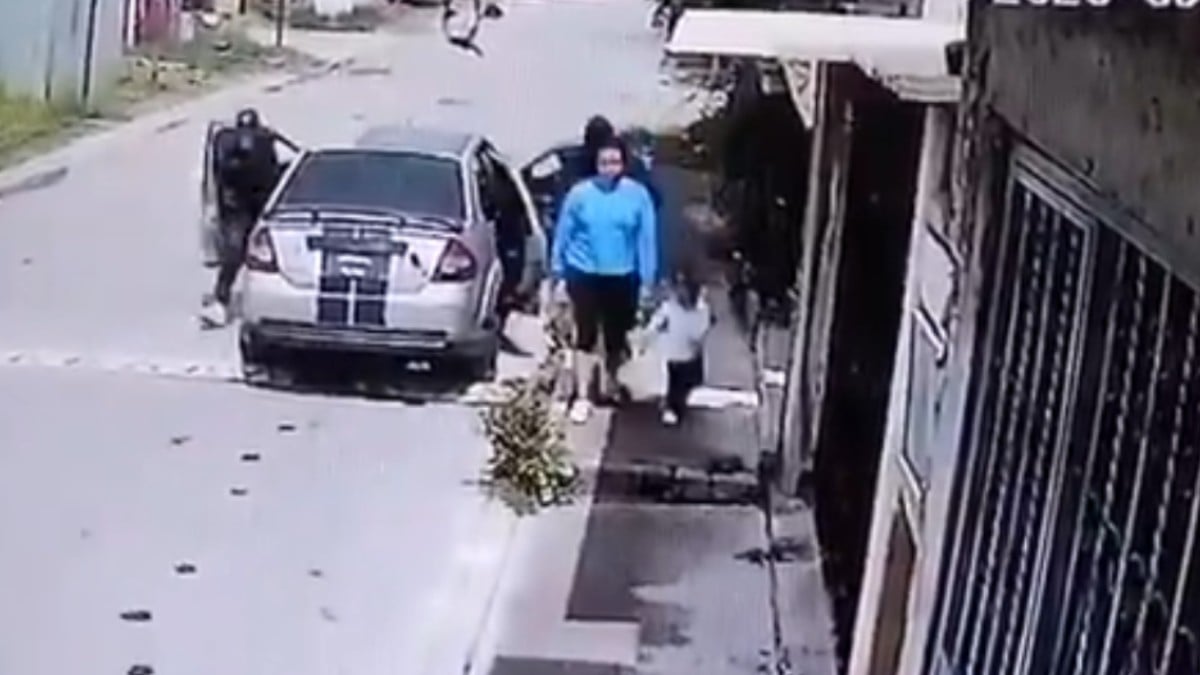 VIDEO ¡Se lo llevaron! Sujetos amagan a una mujer y le arrebatan a su hijo de dos años