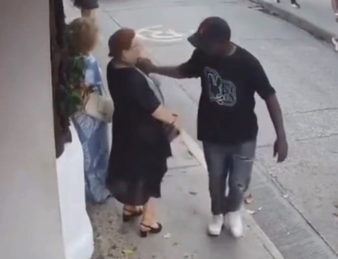 VIDEO ¡Sin piedad! Esto le hizo sujeto a abuelita en plena calle