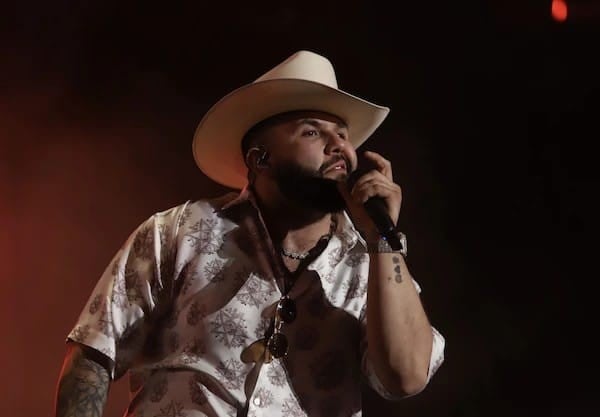 Carín León cancela concierto en Las Vegas tras fallas en dos aviones