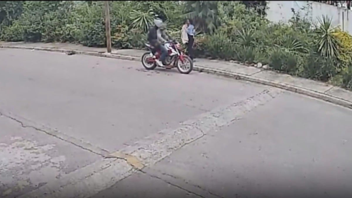 VIDEO “¡Malditos cobardes!” Mujer iba con su bebé cuando motociclistas le hicieron esto