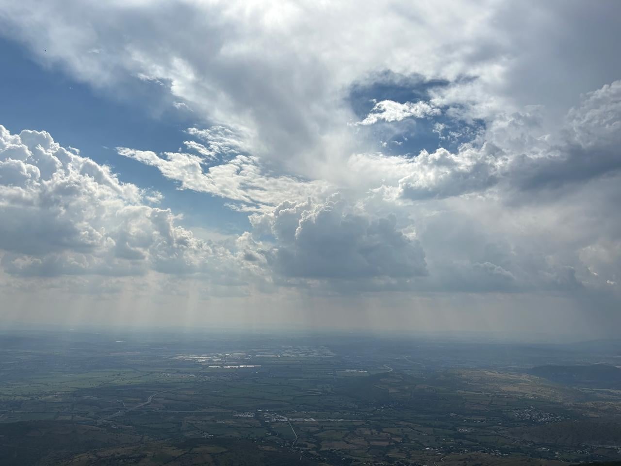 ¡Lluvia, rayos y viento! Leonés instalaba una carpa durante la tormenta y le pasó esto