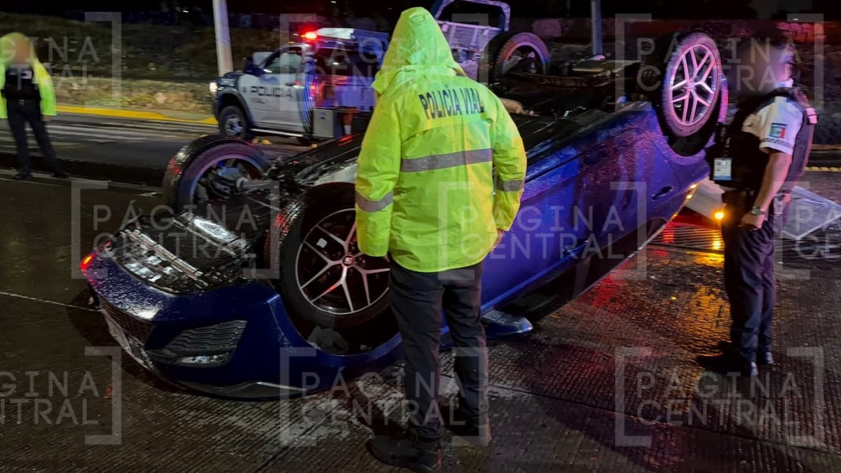 Conductor se vuelca tras perder el control en Paseo de los Insurgentes; esto le pasó