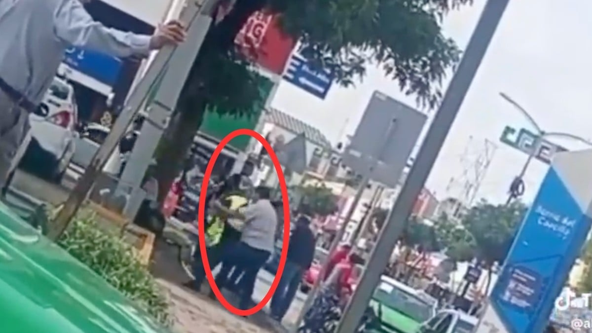 VIDEO ¡Enfurece por multa! Conductor mal estacionado golpea a policía vial en León