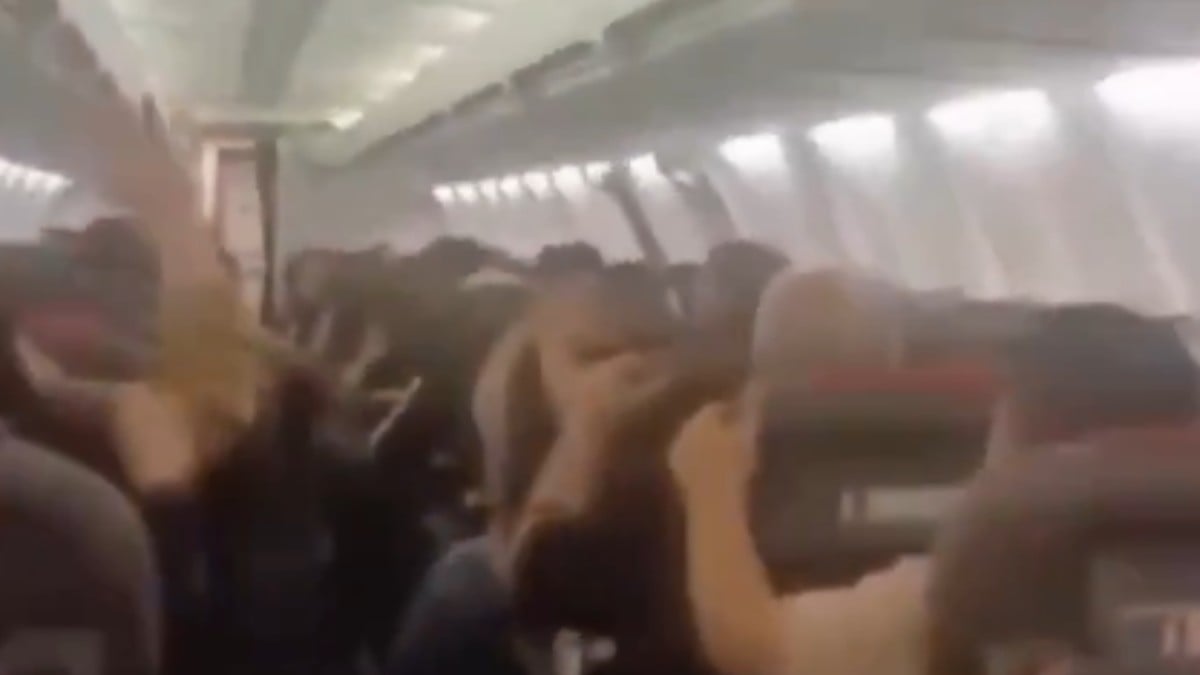 VIDEO Captan cuando avión empieza a desarmarse en pleno vuelo; esto pasó con los pasajeros