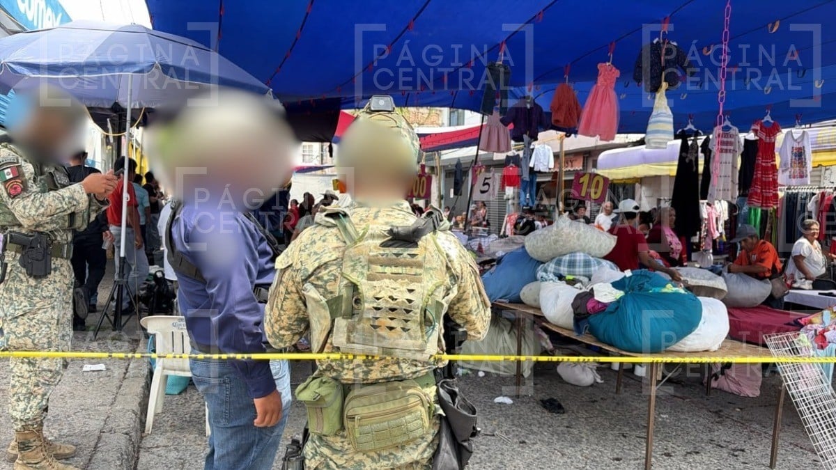 La mujer estaba poniendo su puesto en el tianguis de San Juan Bosco cuando la balearon.