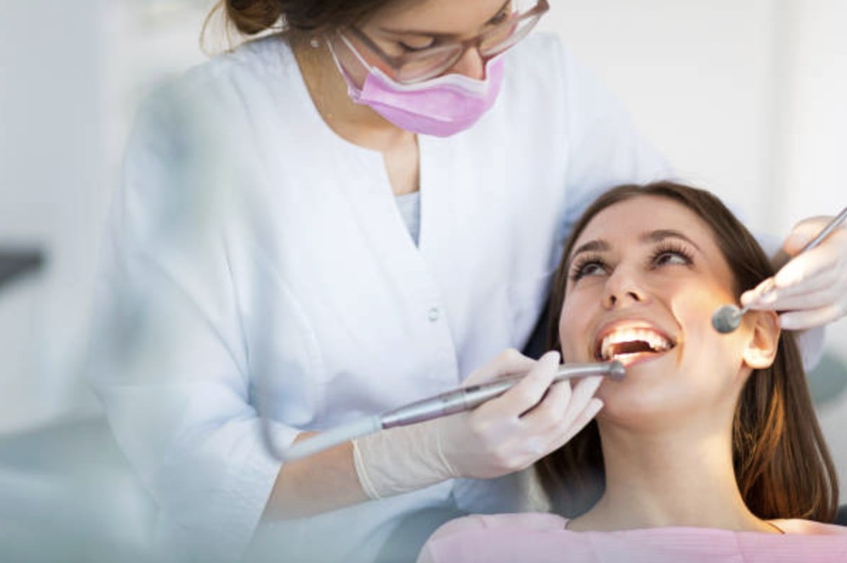 ¡Sonrisa de concurso gratis! Llega a León la Caravana Dental de Tarjeta Rosa