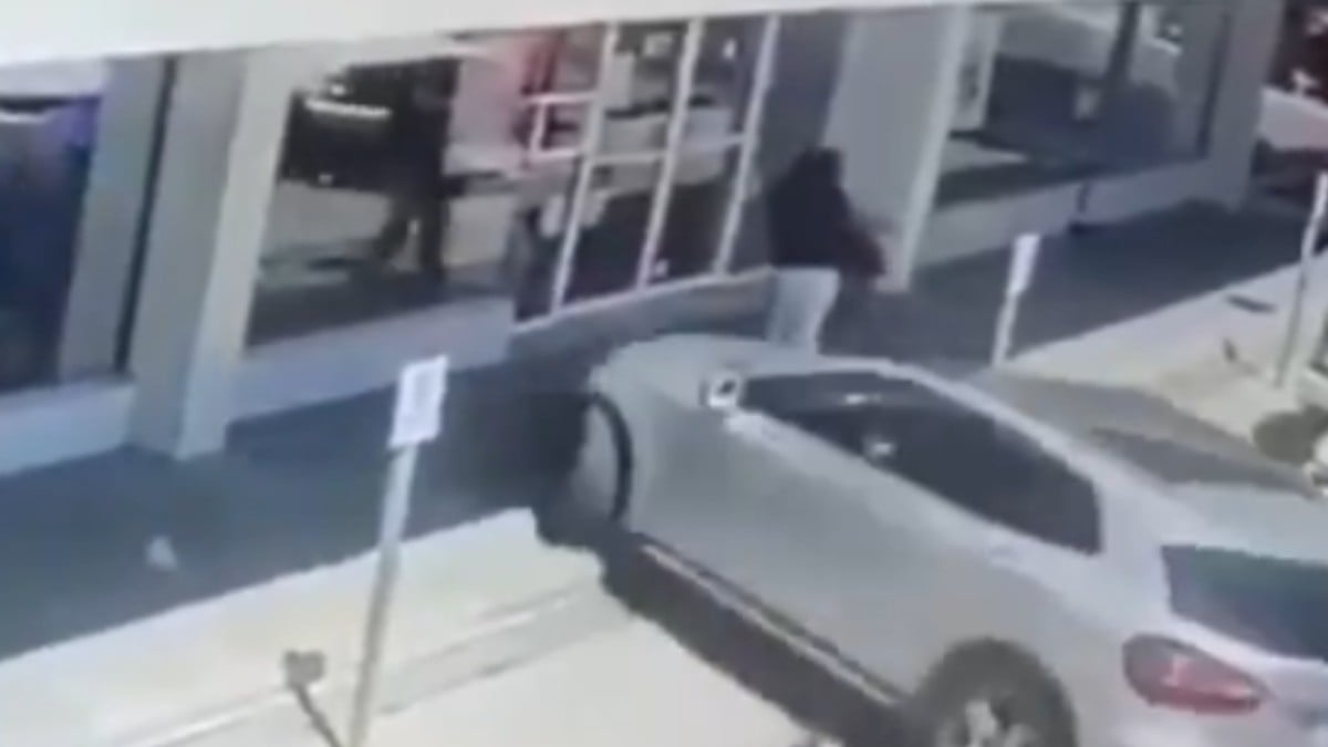 VIDEO ¡Se metió con todo y camioneta! Adulto mayor prensa a una mujer contra una farmacia
