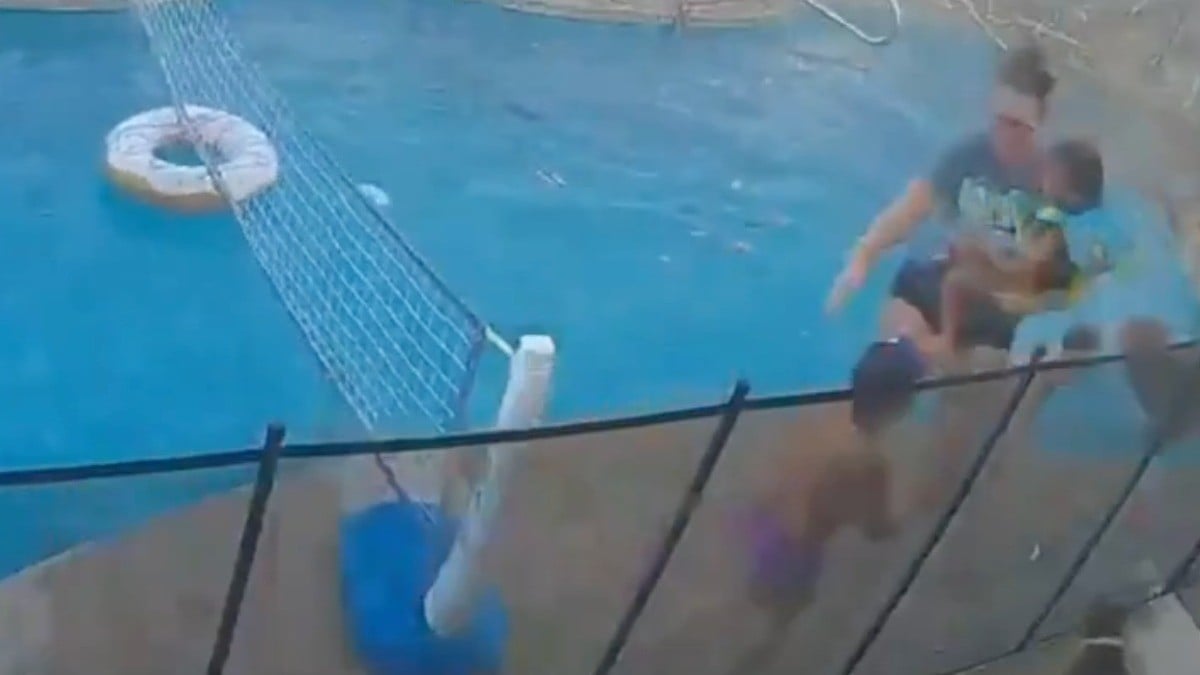 VIDEO ¡Casi atropella a los niños! Auto se estampa en casa y casi se lleva a tres pequeños