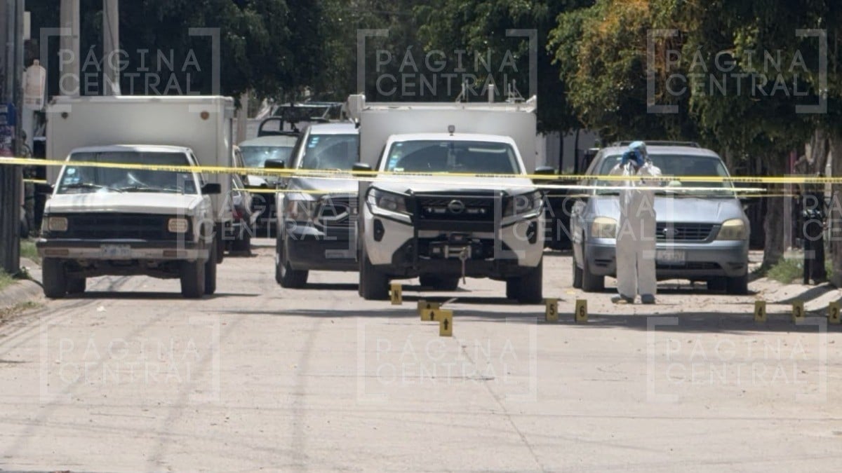 El joven de aproximadamente 27 años estaba en la cochera de su casa cuando le dispararon varias veces.