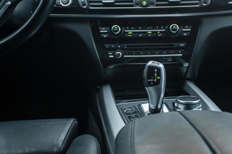 El truco de la pinza de madera para perfumar el aire acondicionado del auto